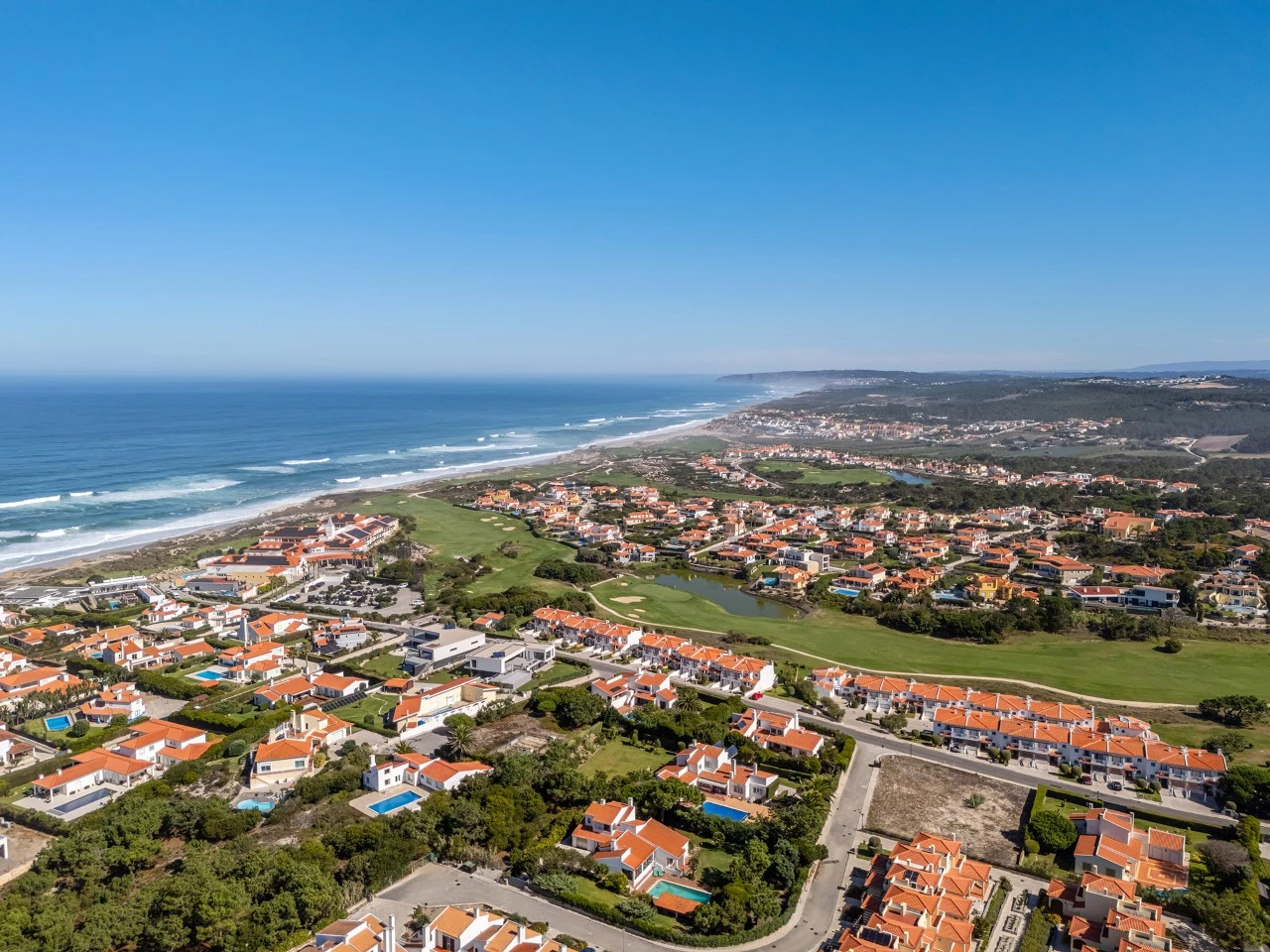 Moradia Isolada com Garagem, Jardim e Piscina no Praia d’el Rey Beach & Golf Resort, perto das Praias de Peniche