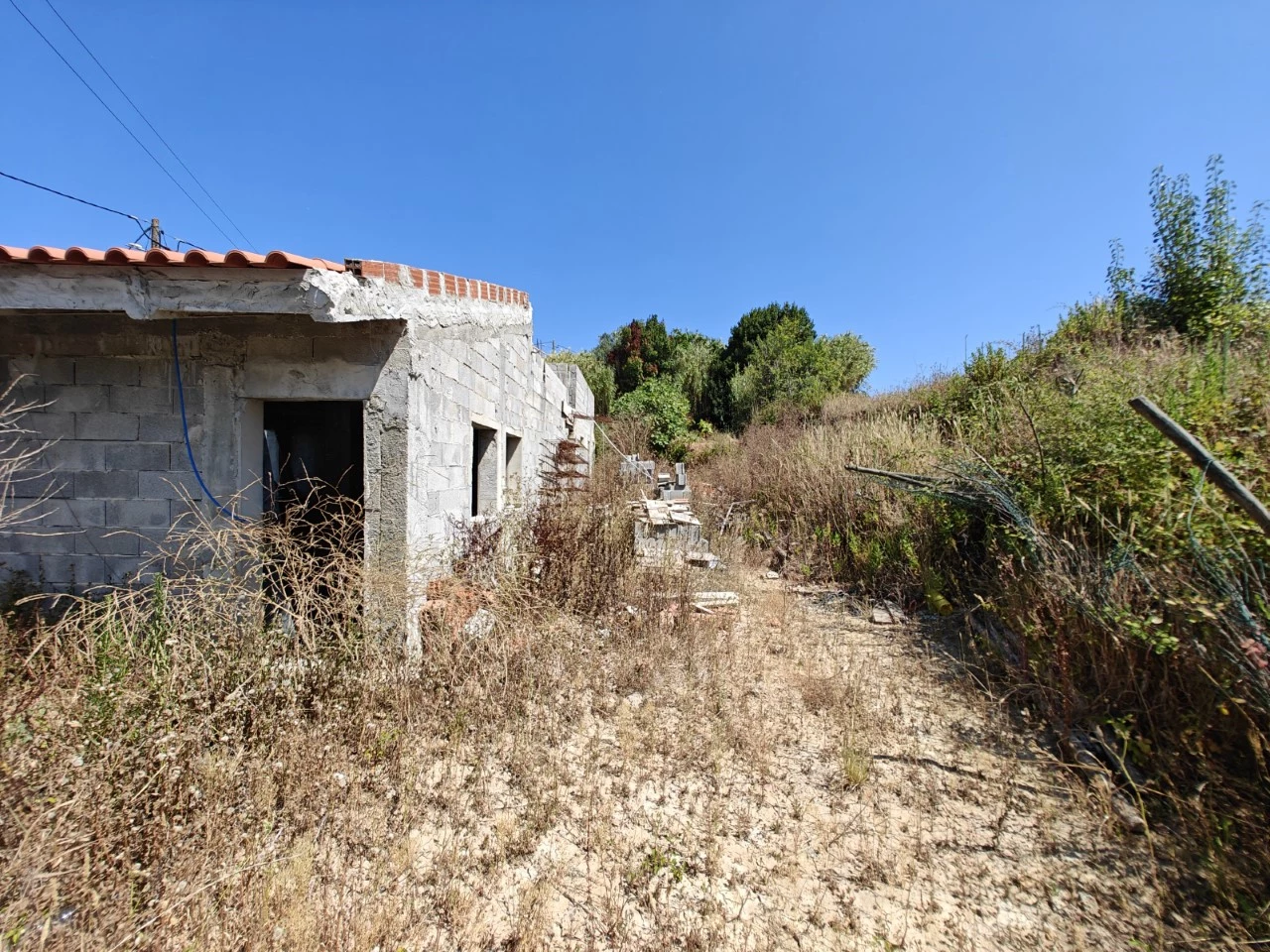IDd387aa01-0000-0500-0000-000016e79d58.jpg Moradia com vista desafogada para reconstrução