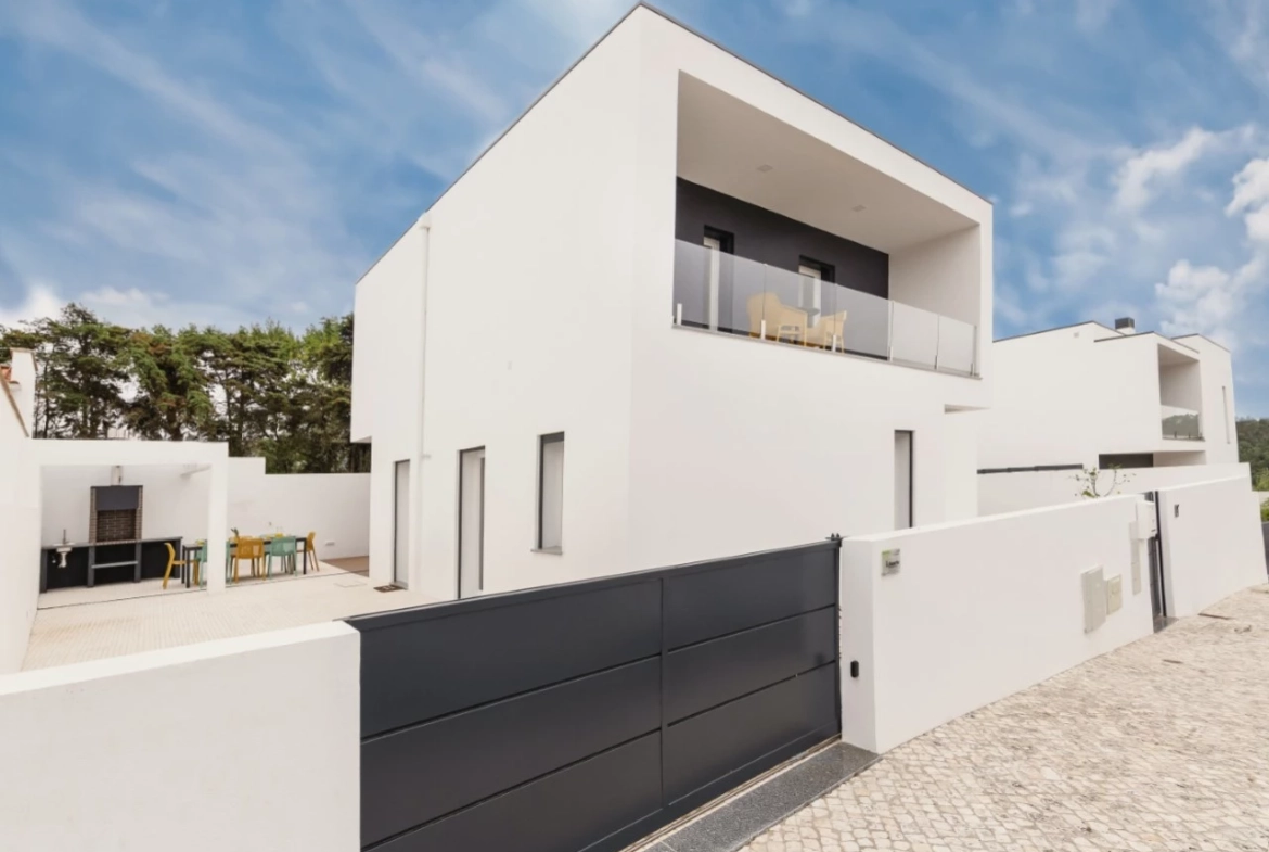 Moradia T4 a 2 passos do castelo de Óbidos e a menos de 15 minutos das belas praias do Oeste.