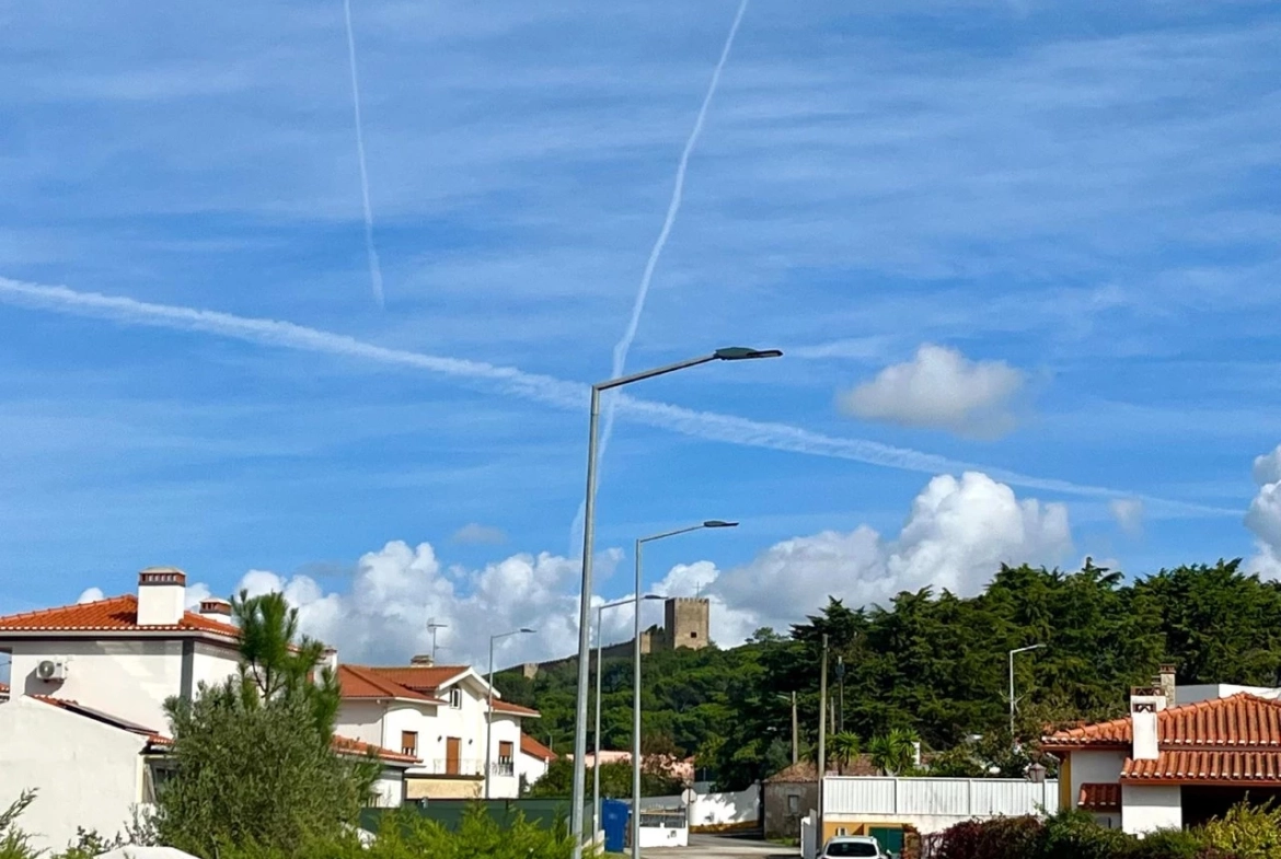 Moradia T4 a 2 passos do castelo de Óbidos e a menos de 15 minutos das belas praias do Oeste.