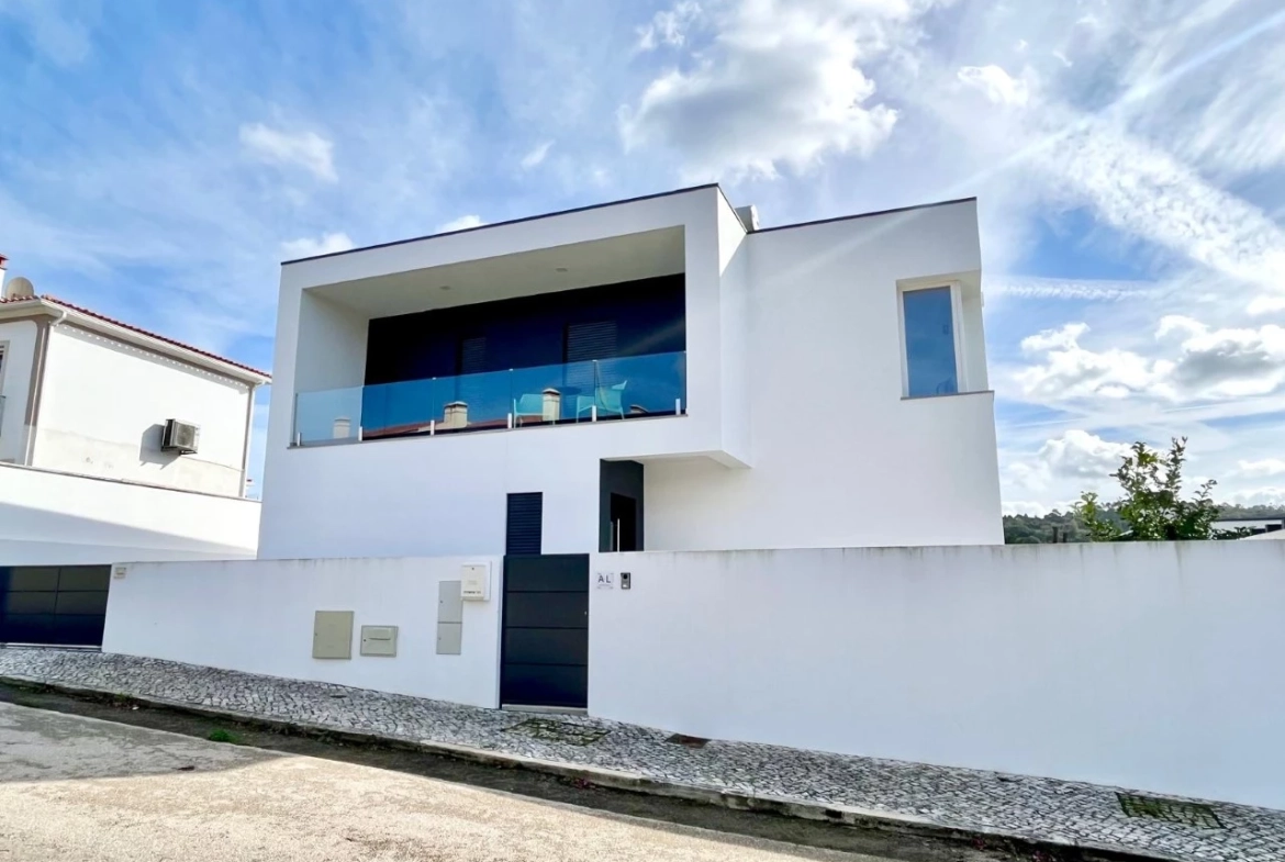 Moradia T4 a 2 passos do castelo de Óbidos e a menos de 15 minutos das belas praias do Oeste.