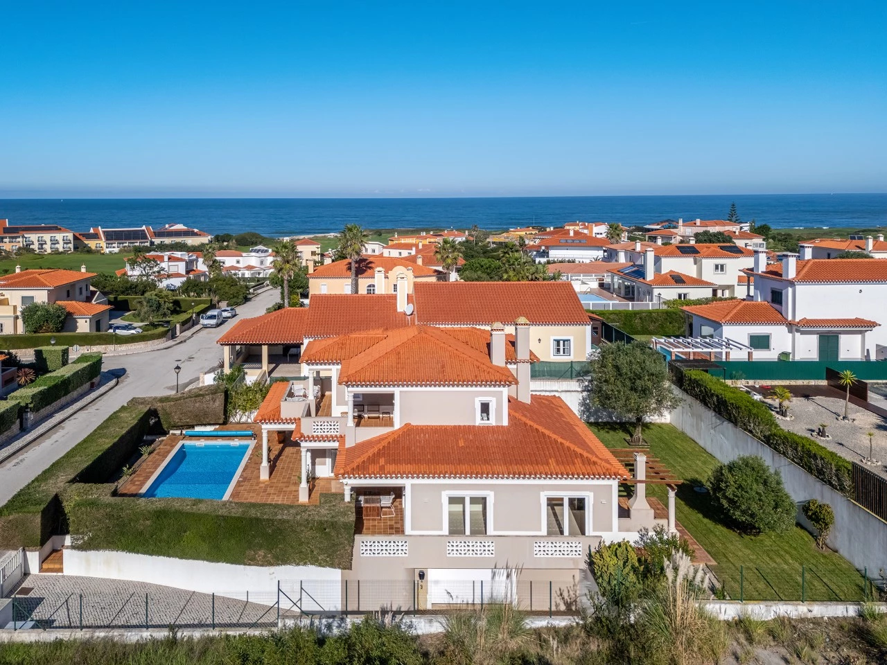 ID59c1b801-0000-0500-0000-000017de23de.jpg Moradia T3 com piscina, jardim, garagem e vista no Praia d’el Rey Beach & Golf Resort