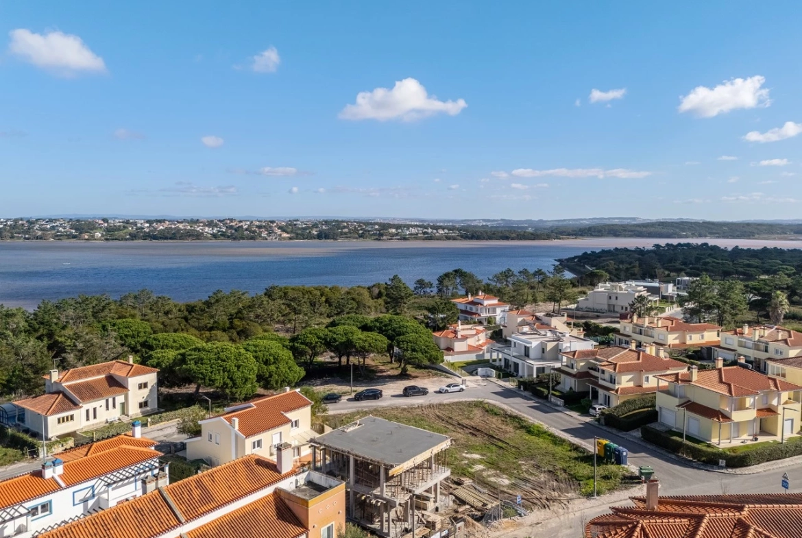 Moradia a apenas 220 metros da Lagoa de Óbidos