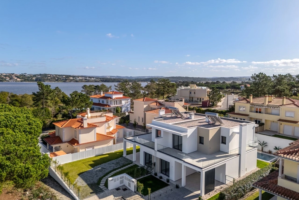 Moradia com piscina pronta a habitar junto à Lagoa de Óbidos