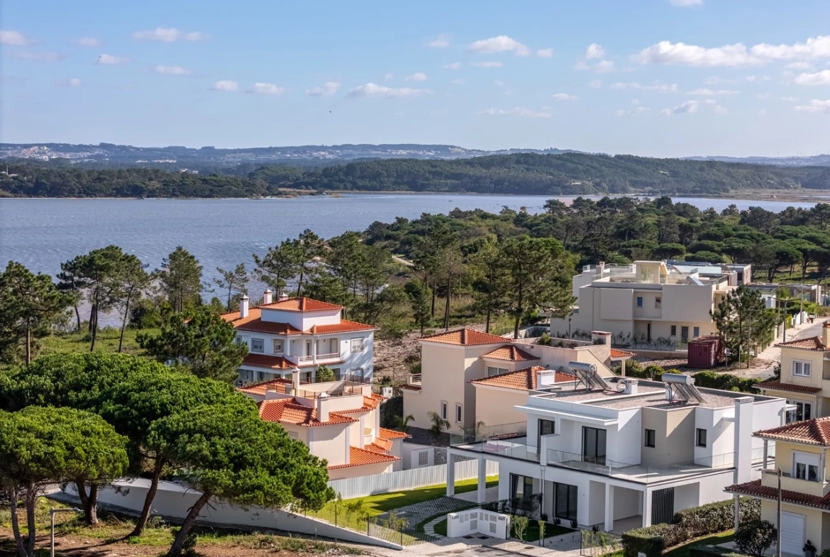 Moradia com piscina pronta a habitar junto à Lagoa de Óbidos