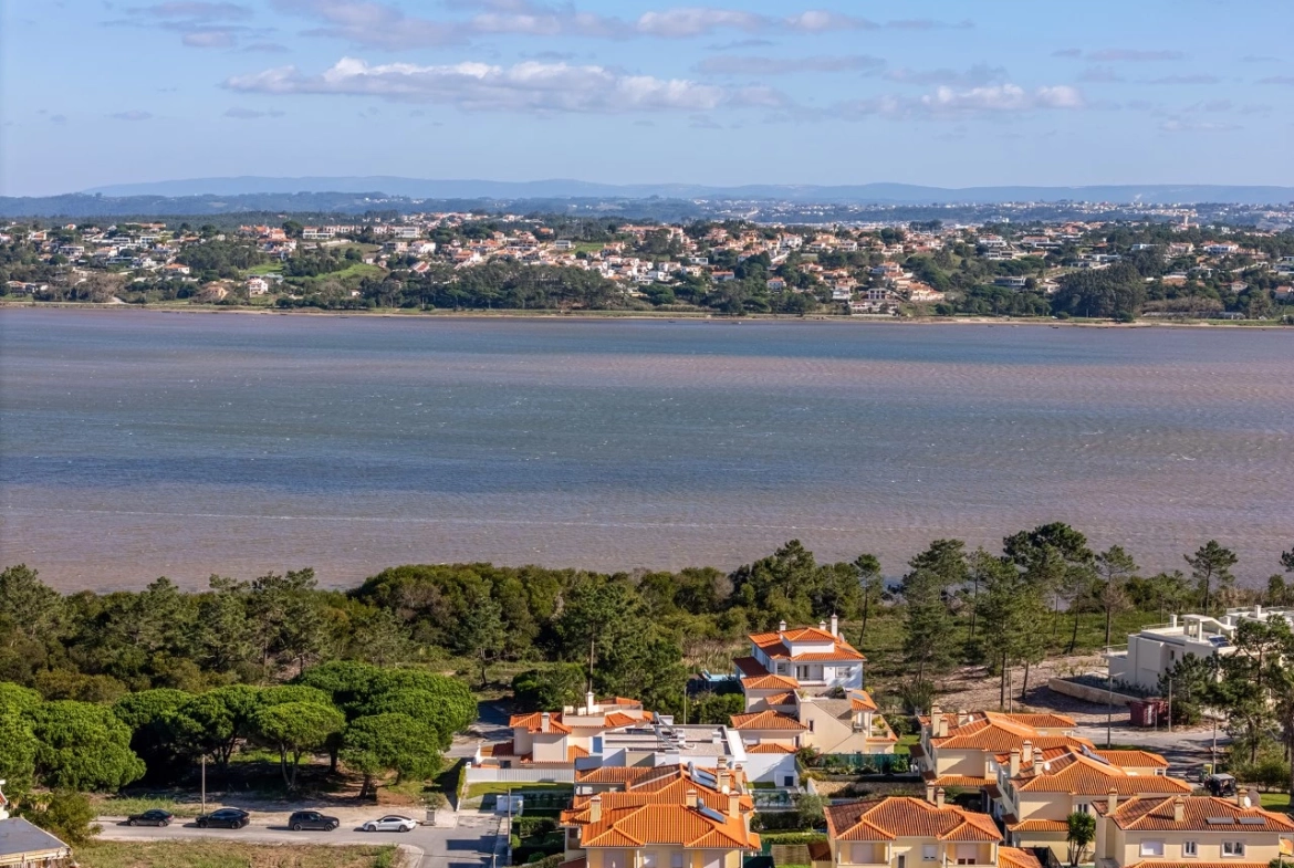 Moradia com piscina pronta a habitar junto à Lagoa de Óbidos