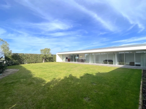 Moradia com a assinatura de Eduardo Souto Moura perto de Óbidos e das Praias do Oeste