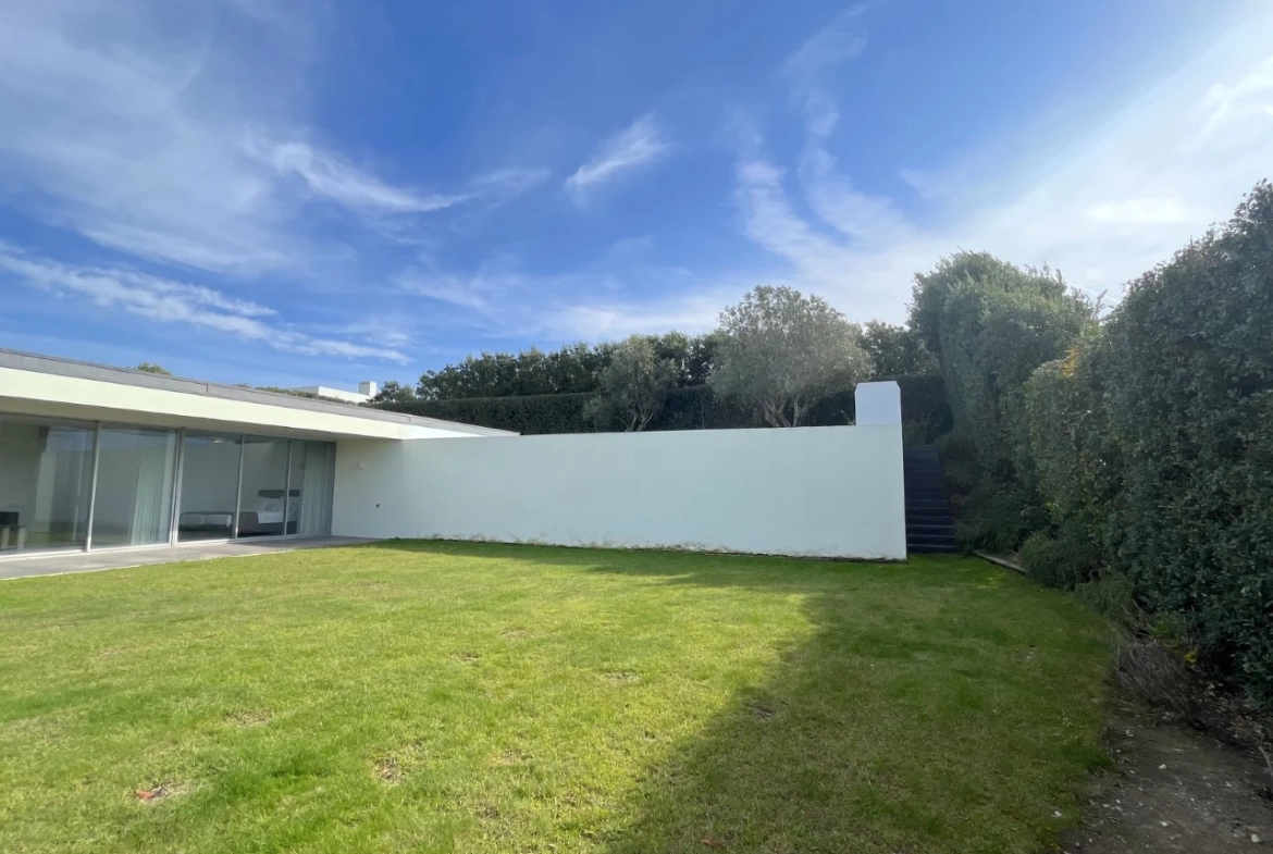 Moradia com a assinatura de Eduardo Souto Moura perto de Óbidos e das Praias do Oeste