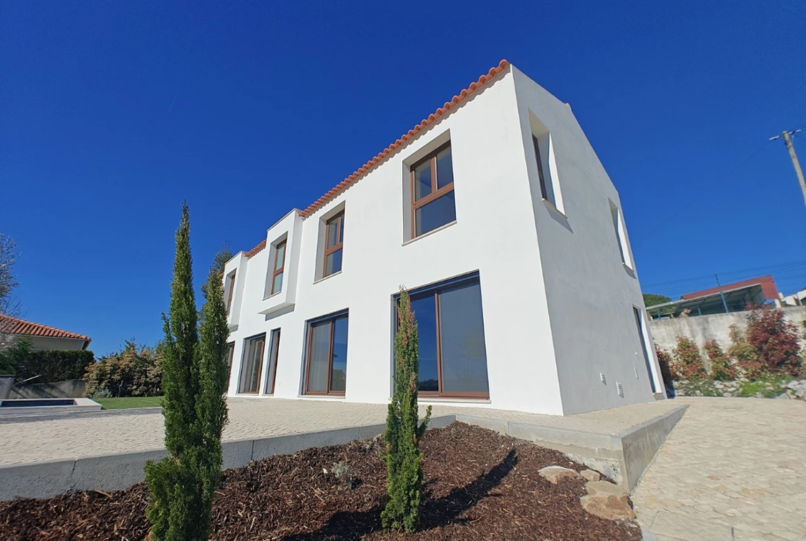 Moradia exclusiva com piscina em zona tranquila
