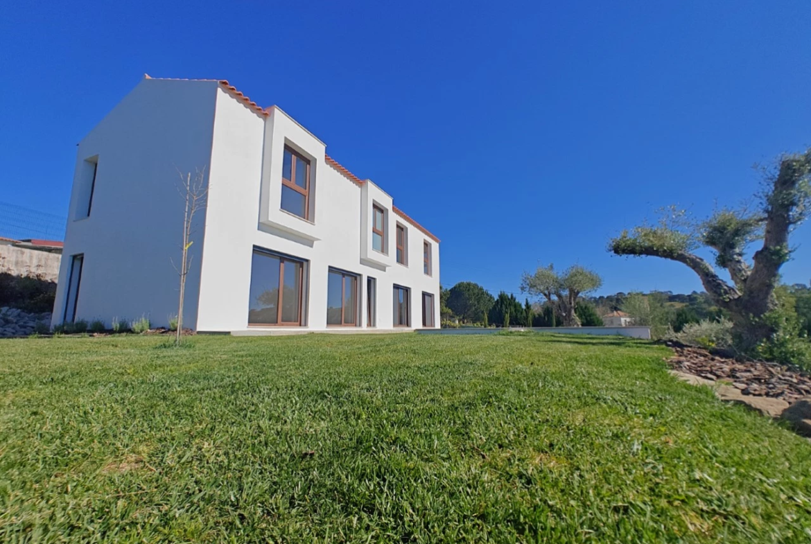 Moradia exclusiva com piscina em zona tranquila