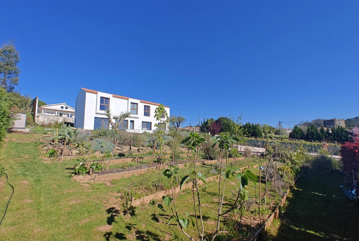 Moradia exclusiva com piscina em zona tranquila