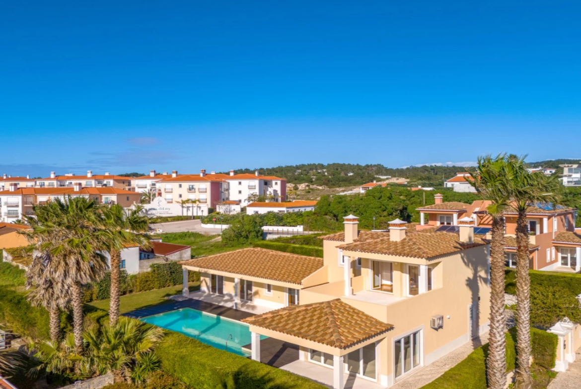 Moradia a 300m da praia com 4 quartos en-suite e vistas sobre o campo de golf e mar