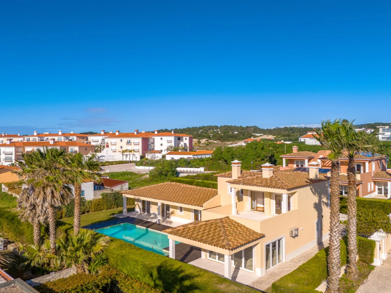 ID676aba01-0000-0500-0000-000018010416.jpg Moradia a 300m da praia com 4 quartos en-suite e vistas sobre o campo de golf e mar