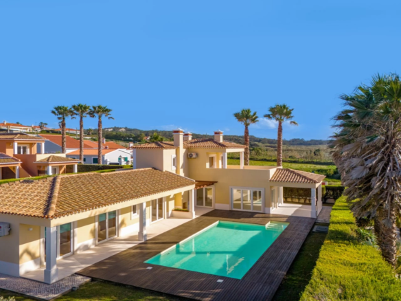 Moradia a 300m da praia com 4 quartos en-suite e vistas sobre o campo de golf e mar