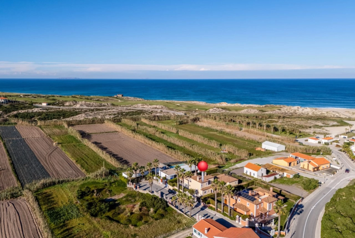 Moradia a 300m da praia com 4 quartos en-suite e vistas sobre o campo de golf e mar