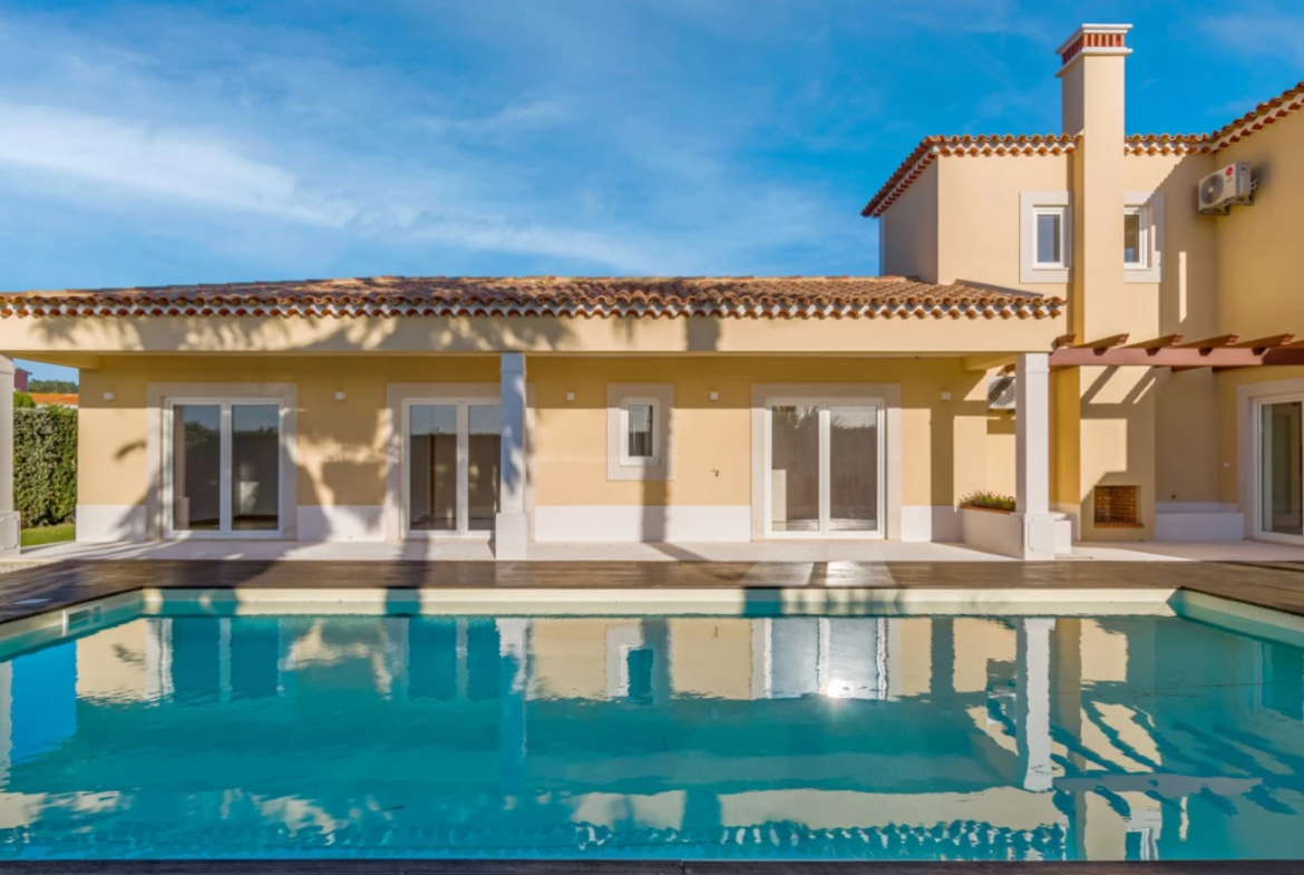 Moradia a 300m da praia com 4 quartos en-suite e vistas sobre o campo de golf e mar