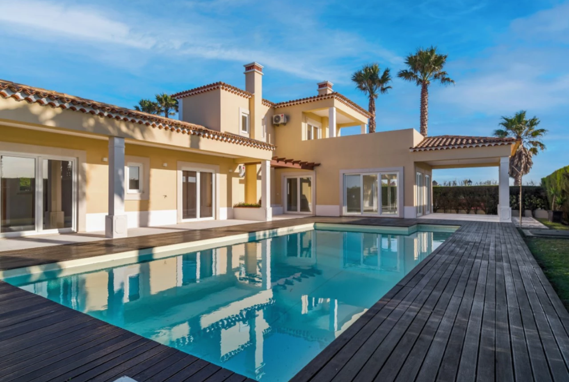 Moradia a 300m da praia com 4 quartos en-suite e vistas sobre o campo de golf e mar
