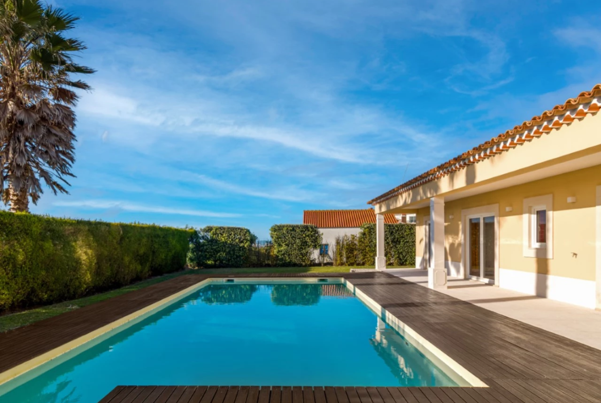 Moradia a 300m da praia com 4 quartos en-suite e vistas sobre o campo de golf e mar