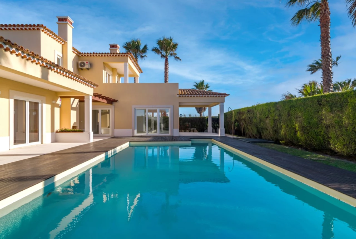 Moradia a 300m da praia com 4 quartos en-suite e vistas sobre o campo de golf e mar