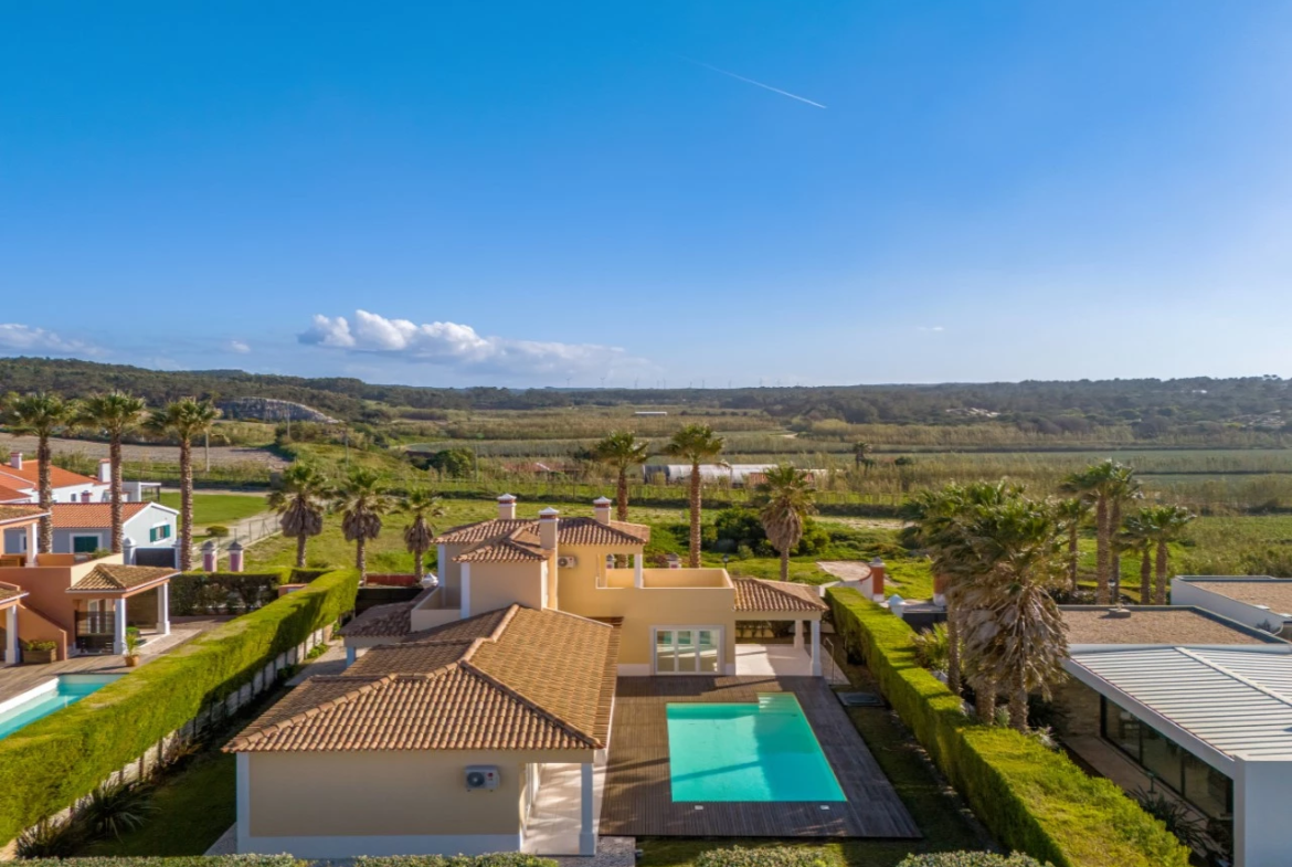 Moradia a 300m da praia com 4 quartos en-suite e vistas sobre o campo de golf e mar