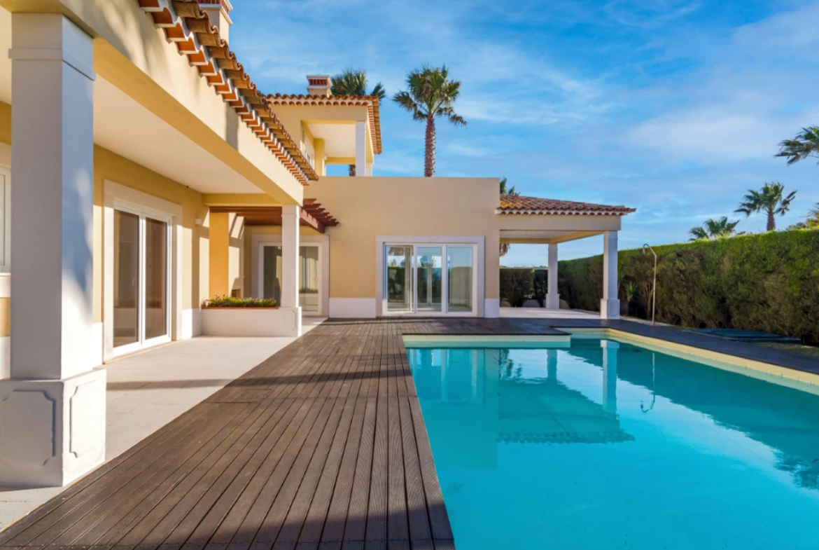 Moradia a 300m da praia com 4 quartos en-suite e vistas sobre o campo de golf e mar