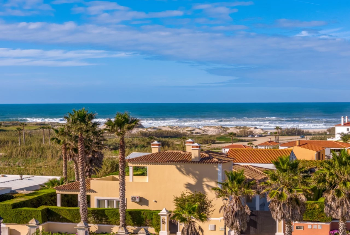 Moradia a 300m da praia com 4 quartos en-suite e vistas sobre o campo de golf e mar