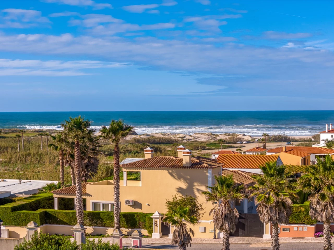 ID676aba01-0000-0500-0000-000018010420.jpg Moradia a 300m da praia com 4 quartos en-suite e vistas sobre o campo de golf e mar