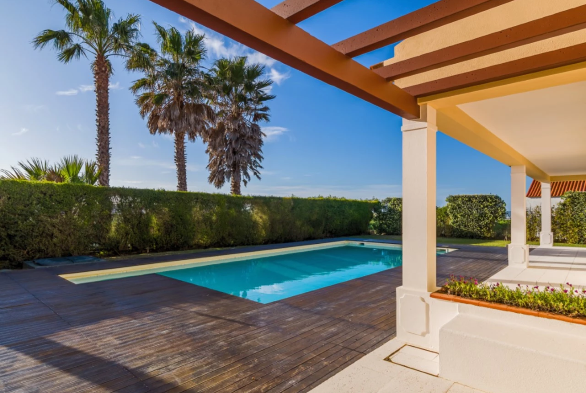 Moradia a 300m da praia com 4 quartos en-suite e vistas sobre o campo de golf e mar