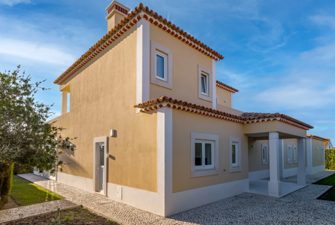 Moradia a 300m da praia com 4 quartos en-suite e vistas sobre o campo de golf e mar