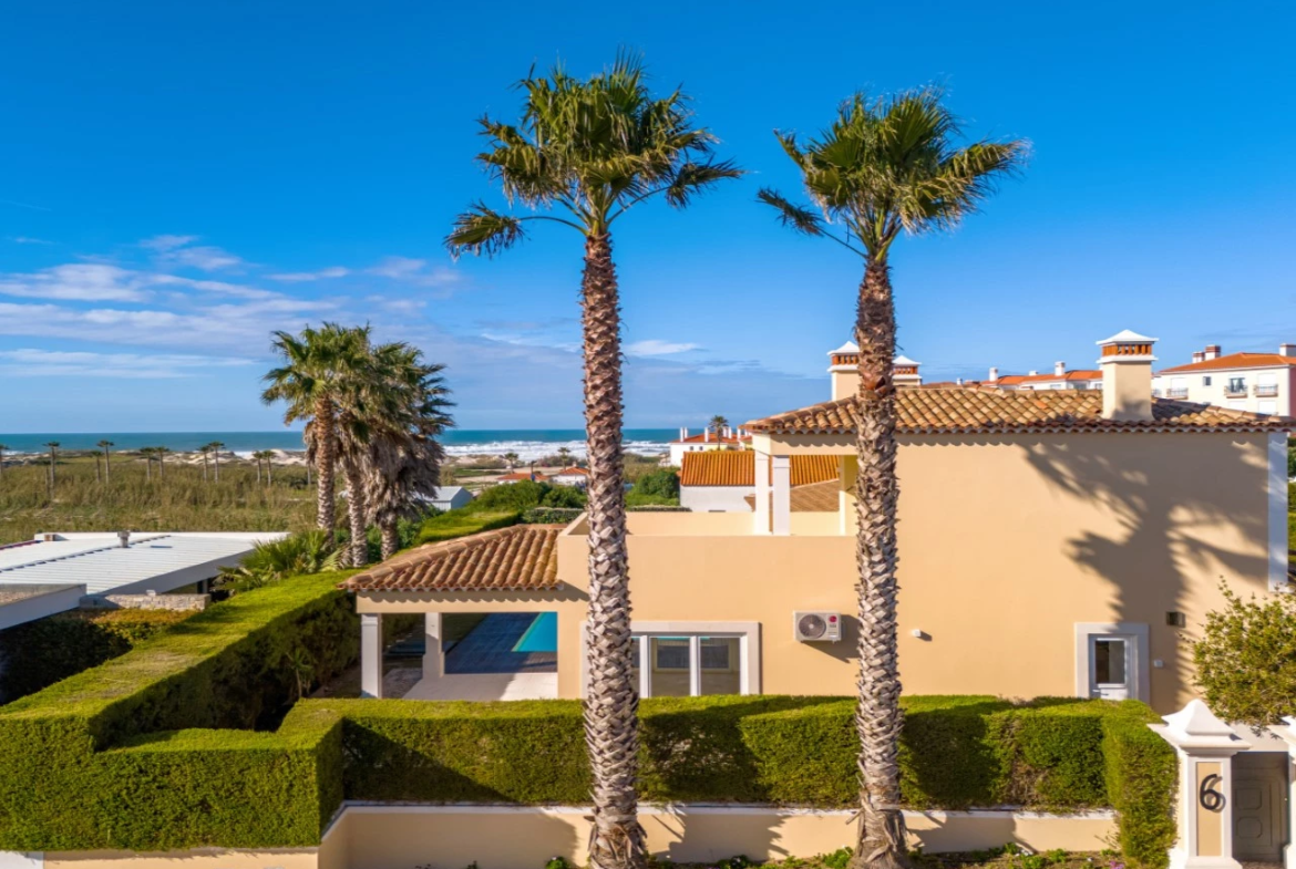 Moradia a 300m da praia com 4 quartos en-suite e vistas sobre o campo de golf e mar