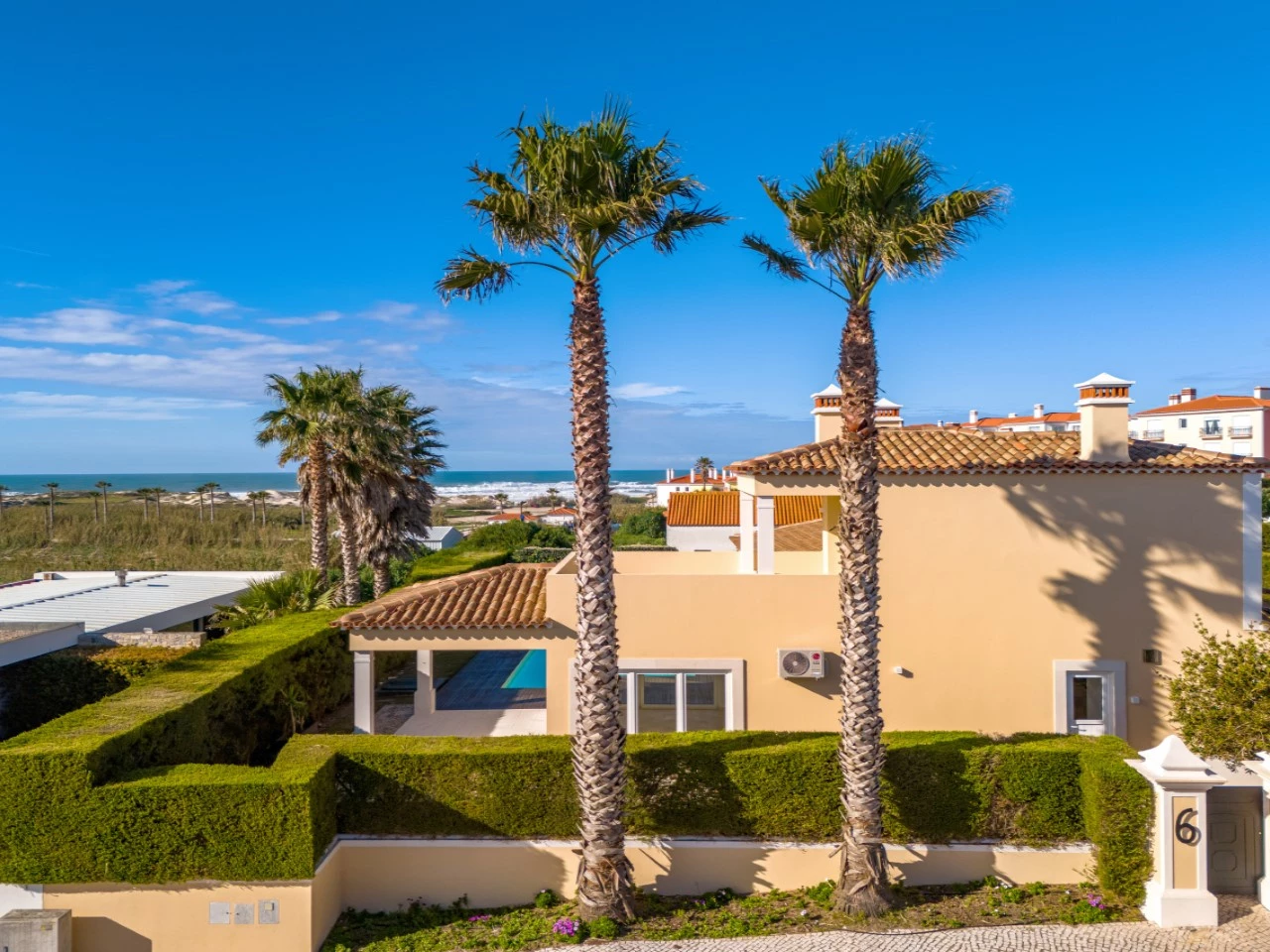 ID676aba01-0000-0500-0000-000018010423.jpg Moradia a 300m da praia com 4 quartos en-suite e vistas sobre o campo de golf e mar