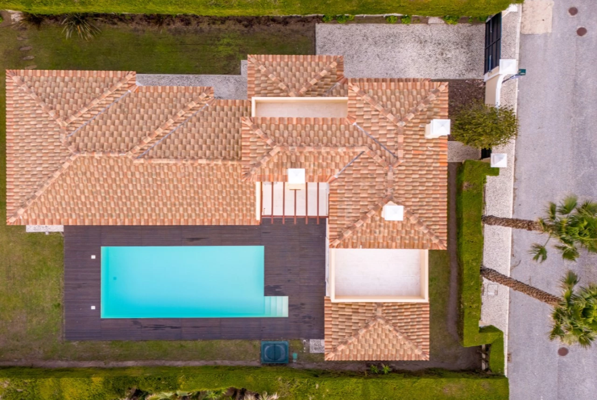 Moradia a 300m da praia com 4 quartos en-suite e vistas sobre o campo de golf e mar