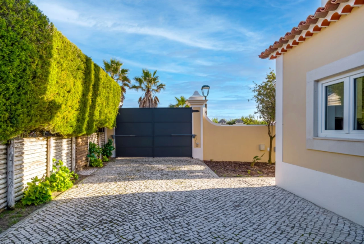 Moradia a 300m da praia com 4 quartos en-suite e vistas sobre o campo de golf e mar