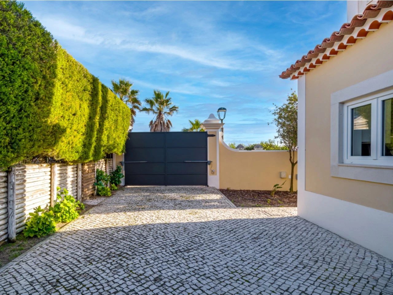 ID676aba01-0000-0500-0000-000018010425.jpg Moradia a 300m da praia com 4 quartos en-suite e vistas sobre o campo de golf e mar
