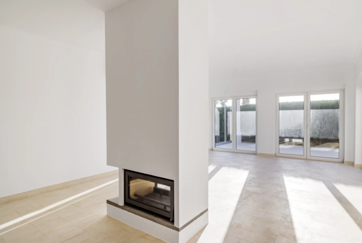 Moradia a 300m da praia com 4 quartos en-suite e vistas sobre o campo de golf e mar