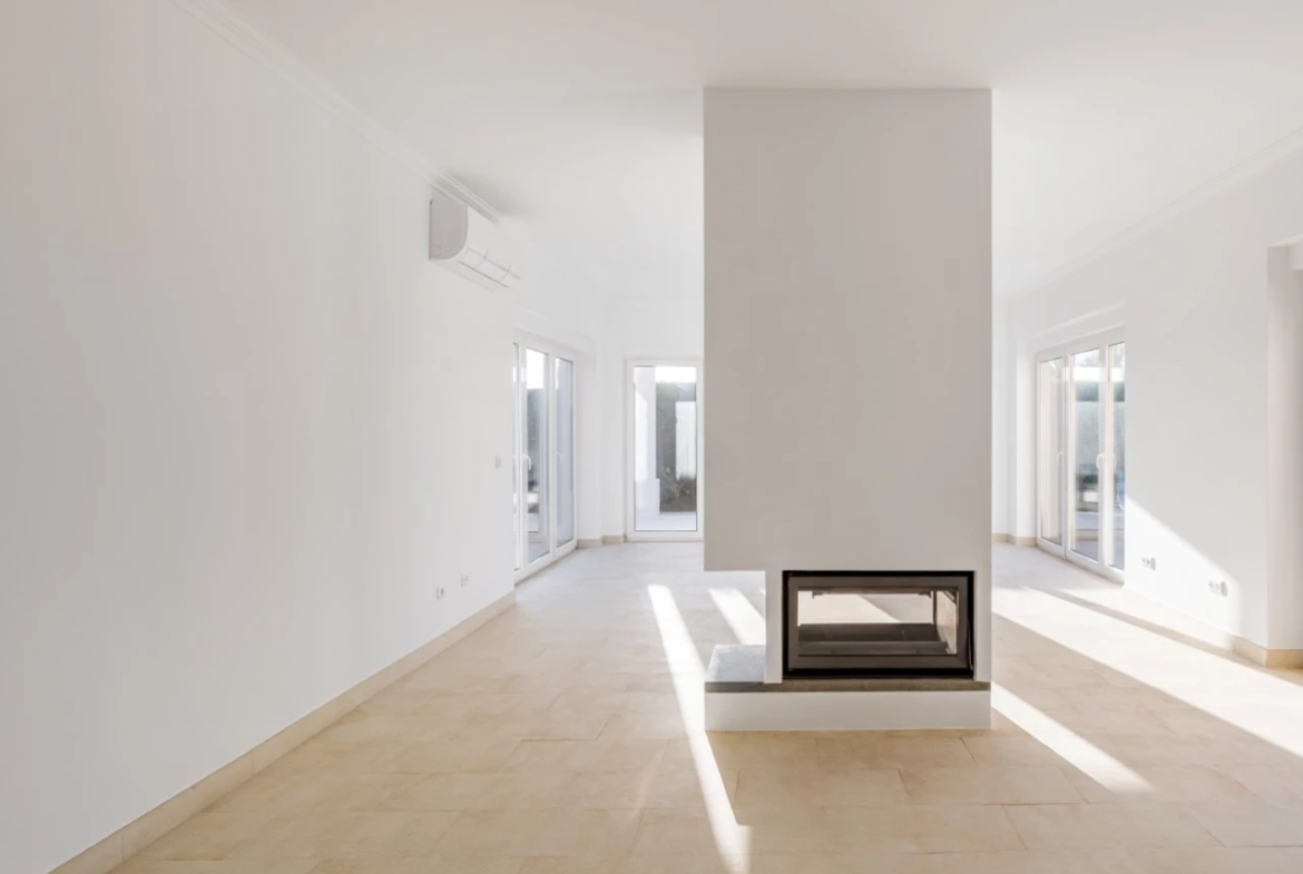 Moradia a 300m da praia com 4 quartos en-suite e vistas sobre o campo de golf e mar