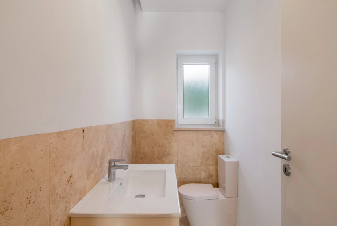 Moradia a 300m da praia com 4 quartos en-suite e vistas sobre o campo de golf e mar