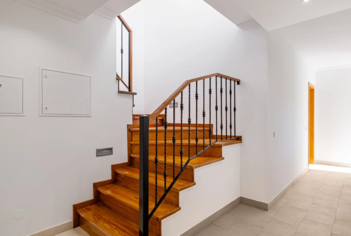 Moradia a 300m da praia com 4 quartos en-suite e vistas sobre o campo de golf e mar