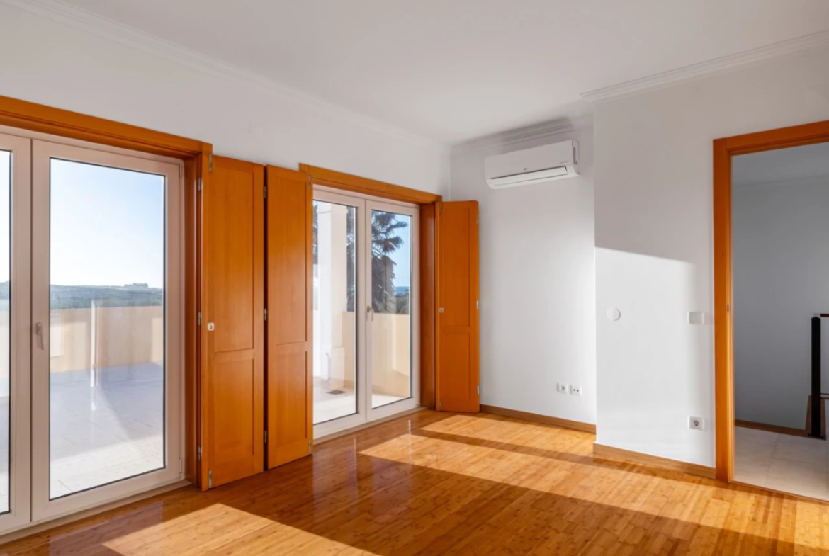 Moradia a 300m da praia com 4 quartos en-suite e vistas sobre o campo de golf e mar