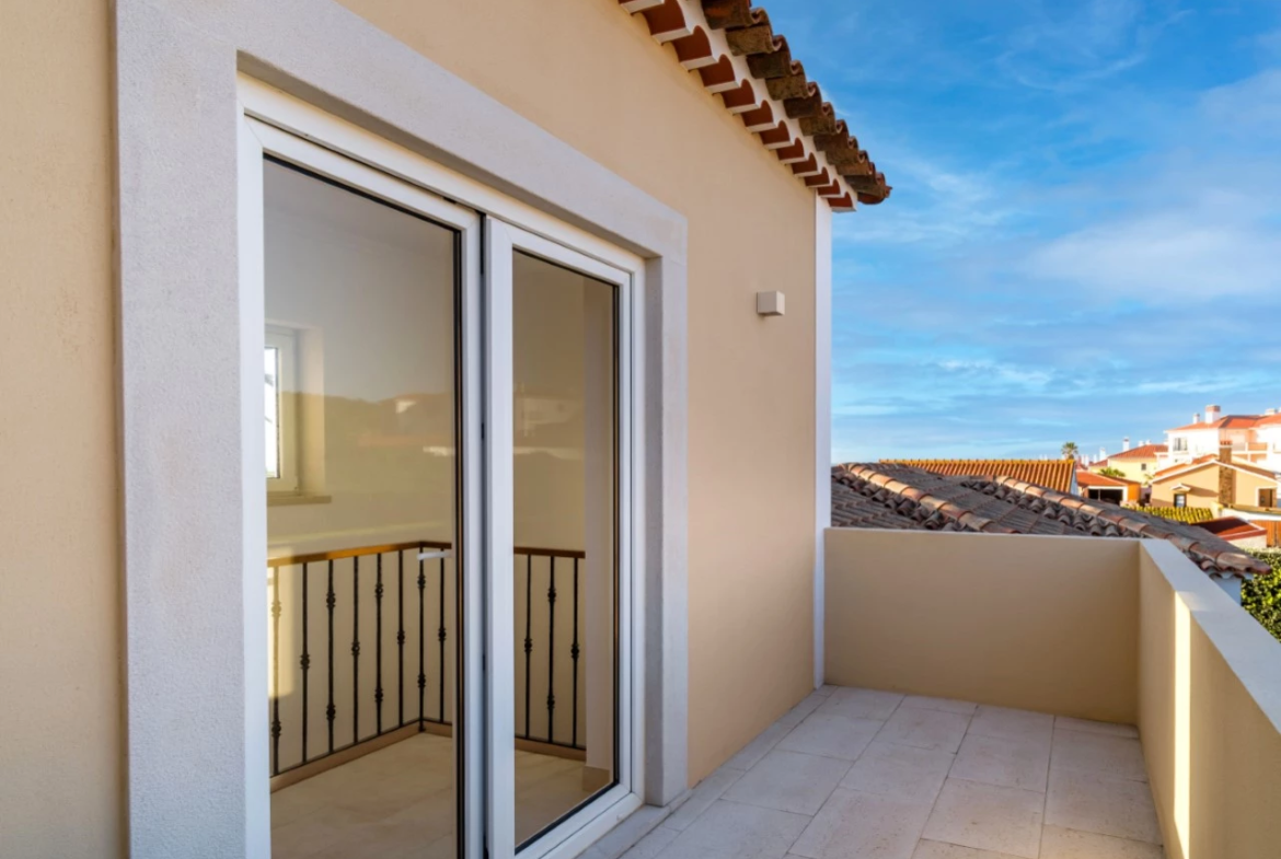 Moradia a 300m da praia com 4 quartos en-suite e vistas sobre o campo de golf e mar