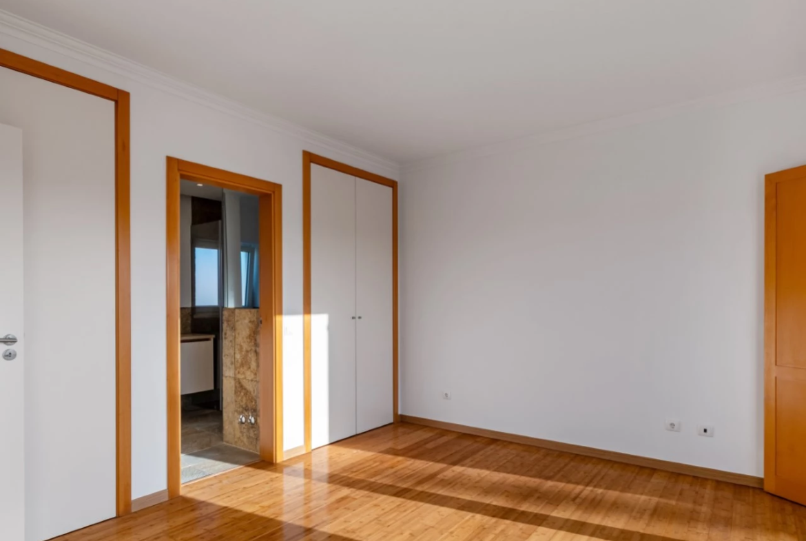 Moradia a 300m da praia com 4 quartos en-suite e vistas sobre o campo de golf e mar