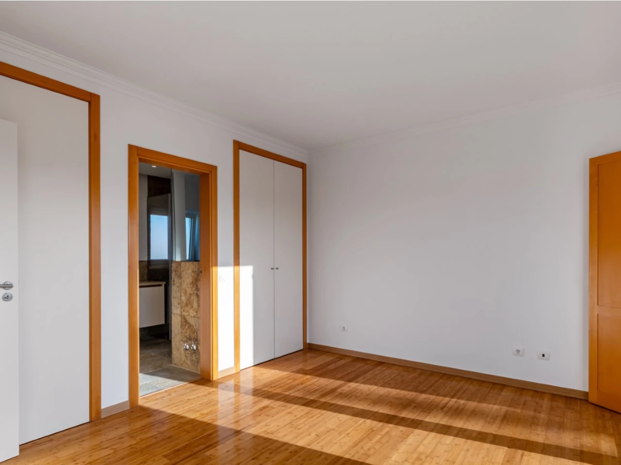 ID676aba01-0000-0500-0000-00001801042f.jpg Moradia a 300m da praia com 4 quartos en-suite e vistas sobre o campo de golf e mar