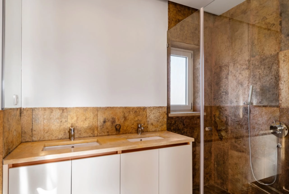 Moradia a 300m da praia com 4 quartos en-suite e vistas sobre o campo de golf e mar