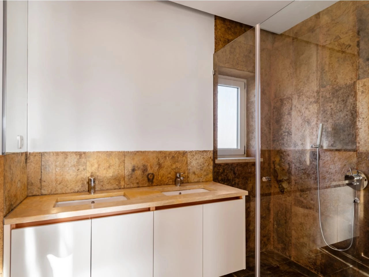 ID676aba01-0000-0500-0000-000018010430.jpg Moradia a 300m da praia com 4 quartos en-suite e vistas sobre o campo de golf e mar
