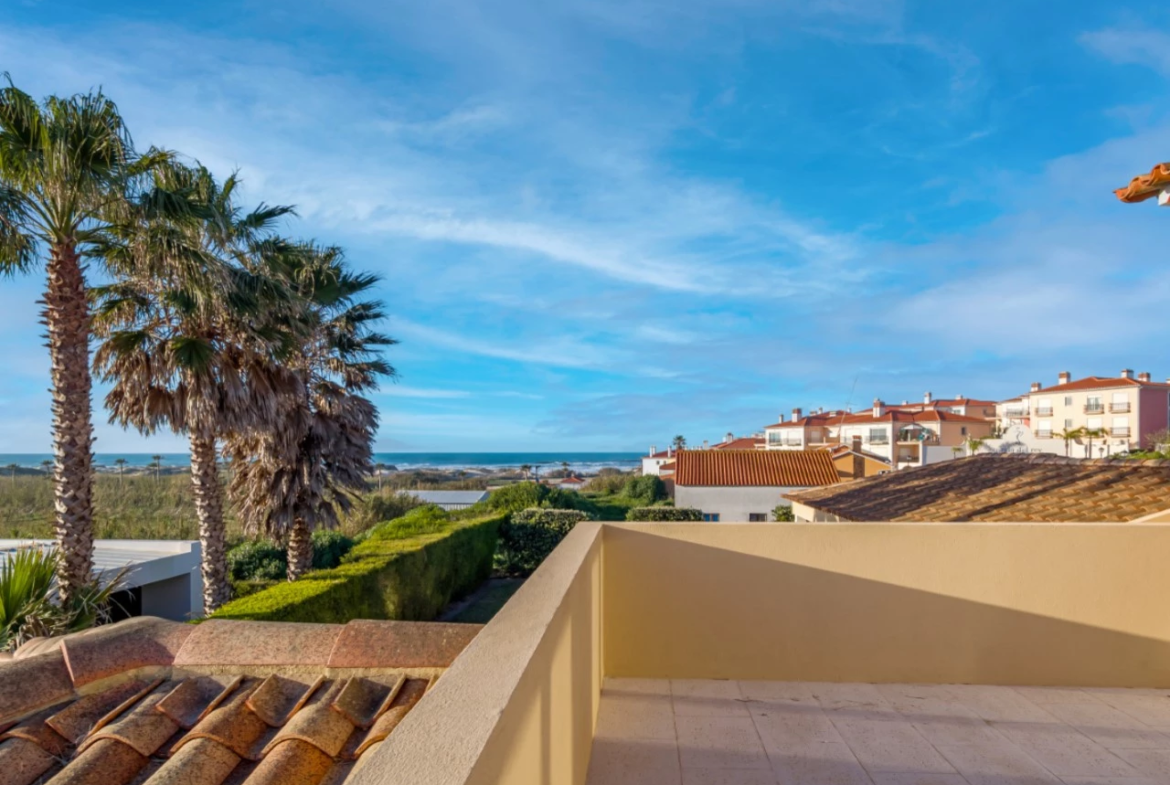 Moradia a 300m da praia com 4 quartos en-suite e vistas sobre o campo de golf e mar