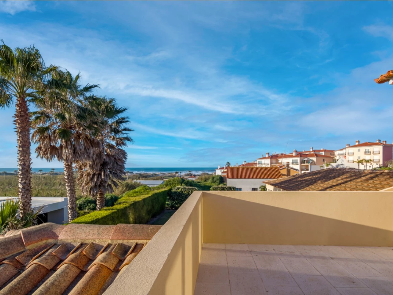 ID676aba01-0000-0500-0000-000018010431.jpg Moradia a 300m da praia com 4 quartos en-suite e vistas sobre o campo de golf e mar
