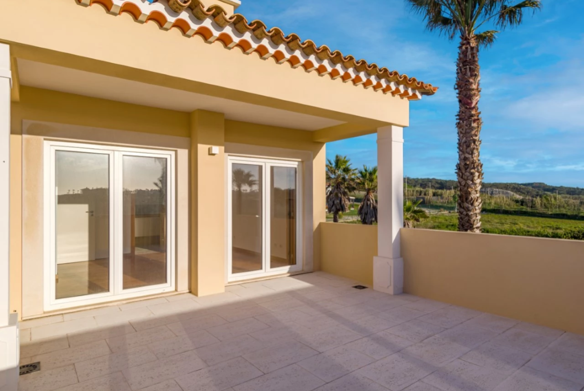 Moradia a 300m da praia com 4 quartos en-suite e vistas sobre o campo de golf e mar