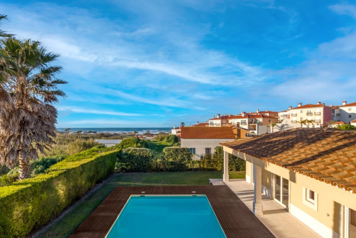 Moradia a 300m da praia com 4 quartos en-suite e vistas sobre o campo de golf e mar