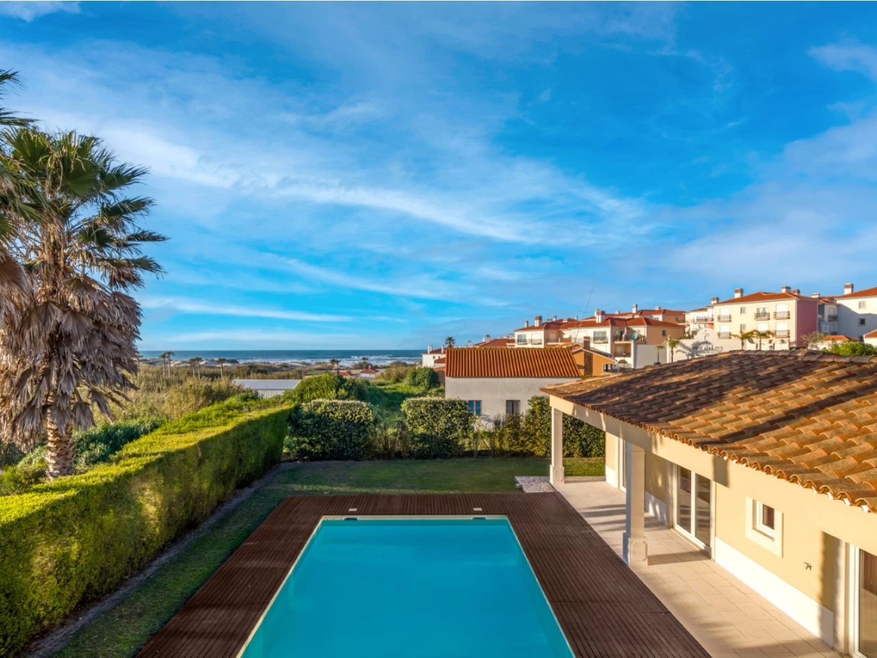ID676aba01-0000-0500-0000-000018010433.jpg Moradia a 300m da praia com 4 quartos en-suite e vistas sobre o campo de golf e mar