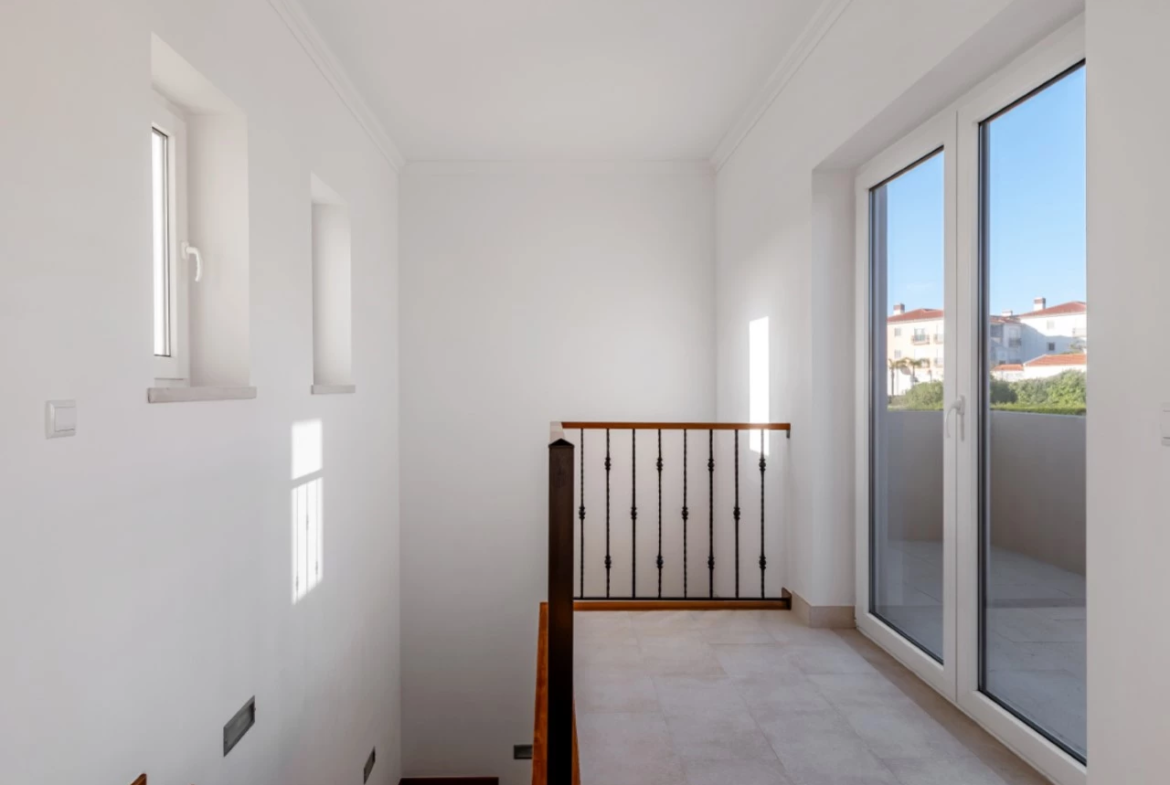 Moradia a 300m da praia com 4 quartos en-suite e vistas sobre o campo de golf e mar